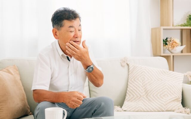 大橋の歯医者が解説｜歯茎が黒くて痛いときの原因と受診の目安【大橋THREE歯科・矯正歯科】