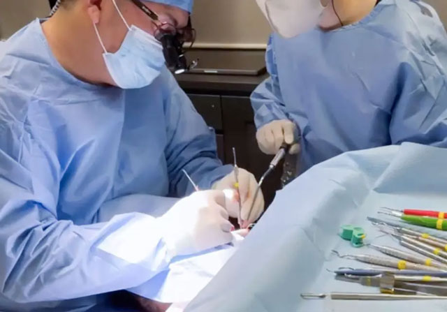 インプラント　手術の様子　大橋THREE歯科・矯正歯科