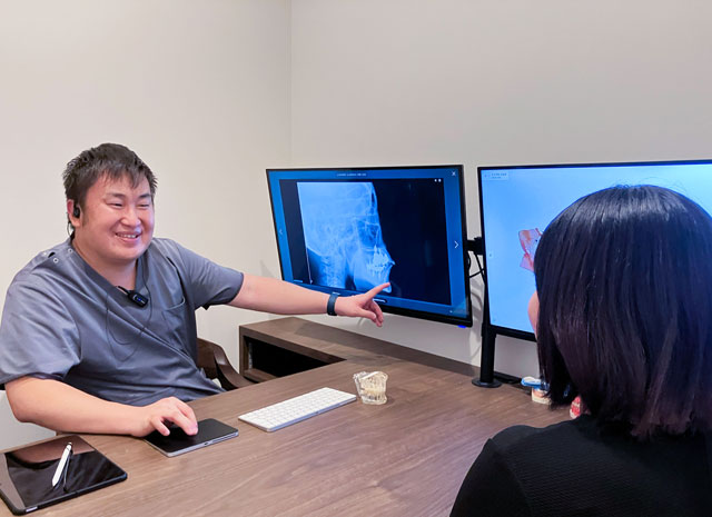 堀院長　丁寧にカウンセリング　大橋THREE歯科・矯正歯科