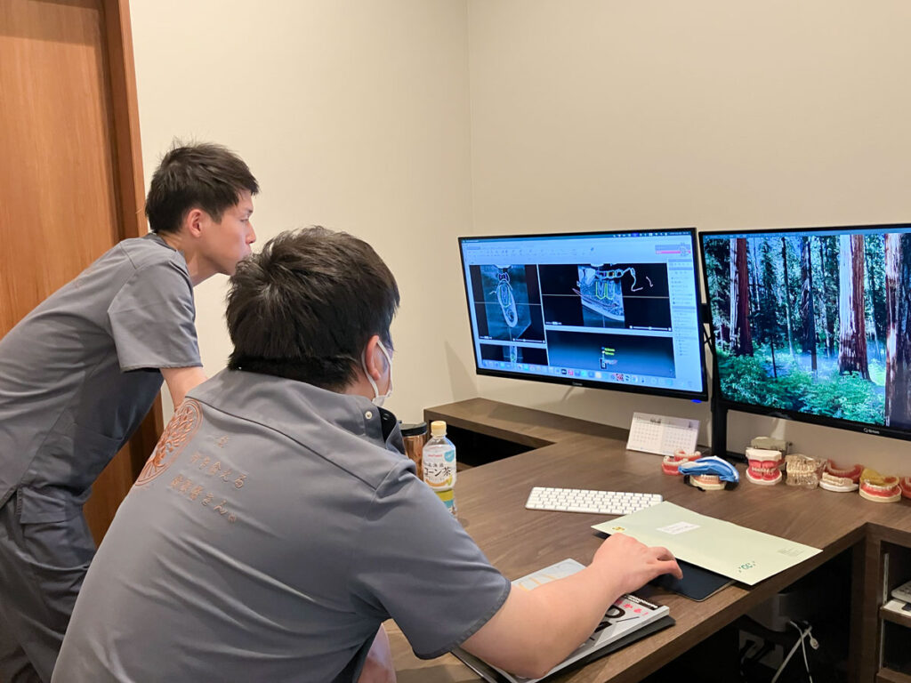 CT画像を見て判断する歯科医師　大橋THREE歯科・矯正歯科