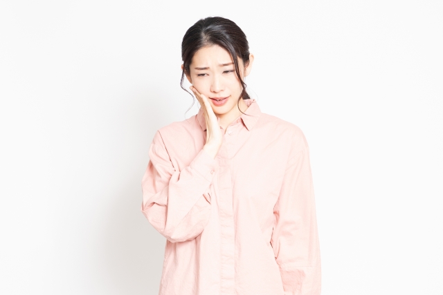 歯医者に行くのを悩む女性　大橋THREE歯科・矯正歯科