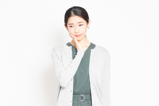 親知らずの痛みを訴える女性のイメージ(大橋THREE歯科・矯正歯科)