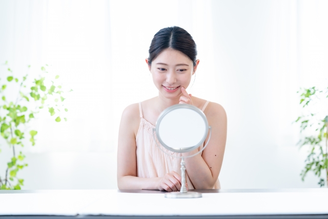 マウスピース矯正が自分の歯並びに合うか悩んでいる人のイメージ